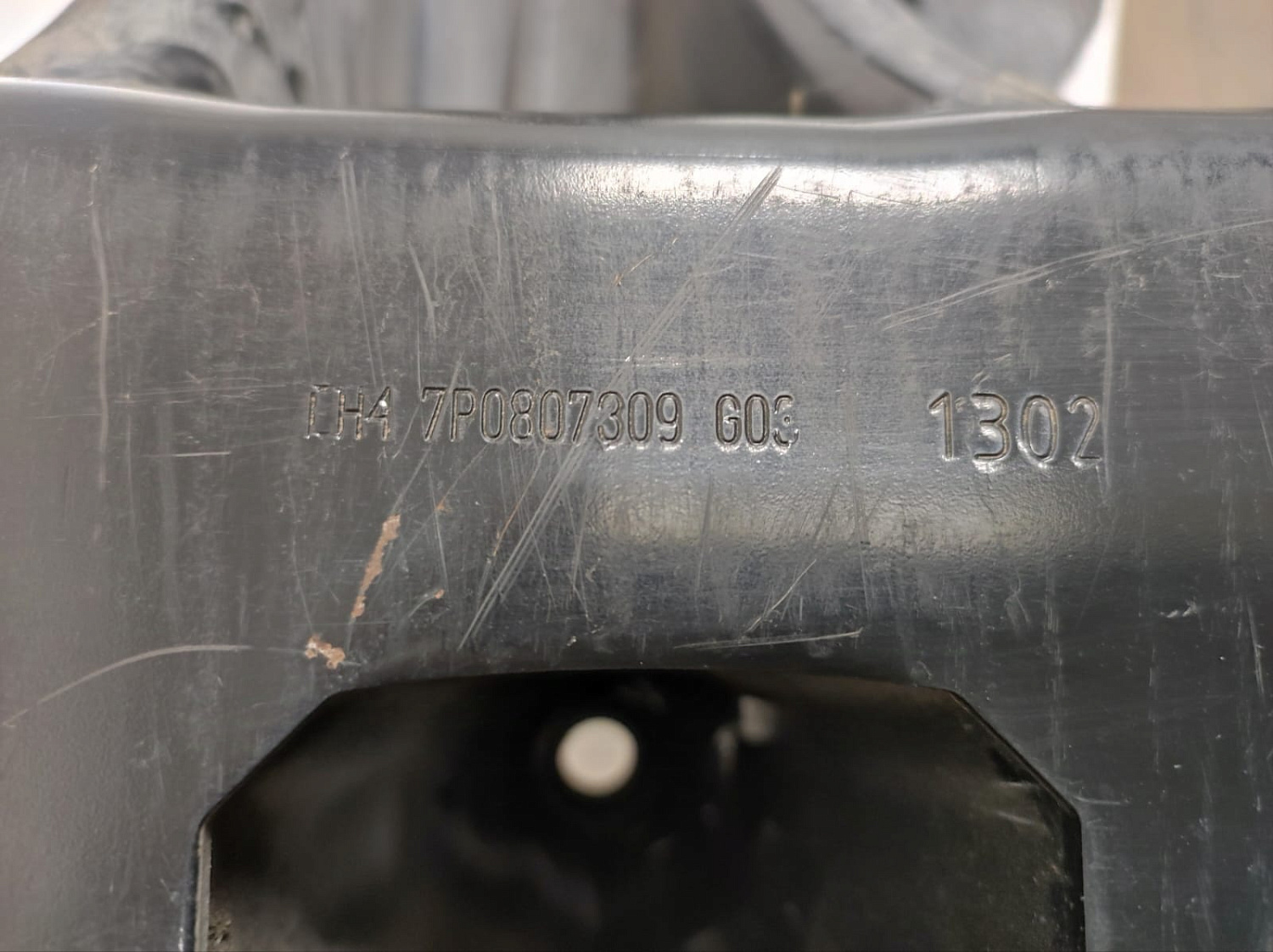 Усилитель бампера Volkswagen Toureg 2013 бу